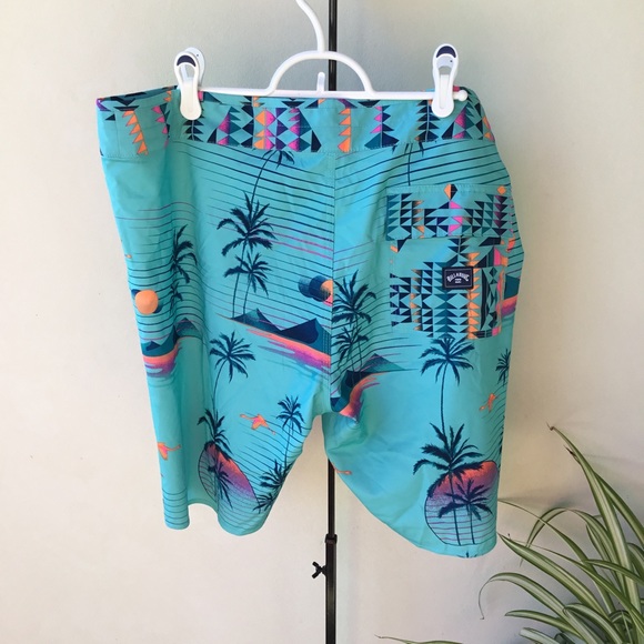 Billabong Men's shorts Size 36 EUC Aqua Blue with Island print - Picture 13 of 16